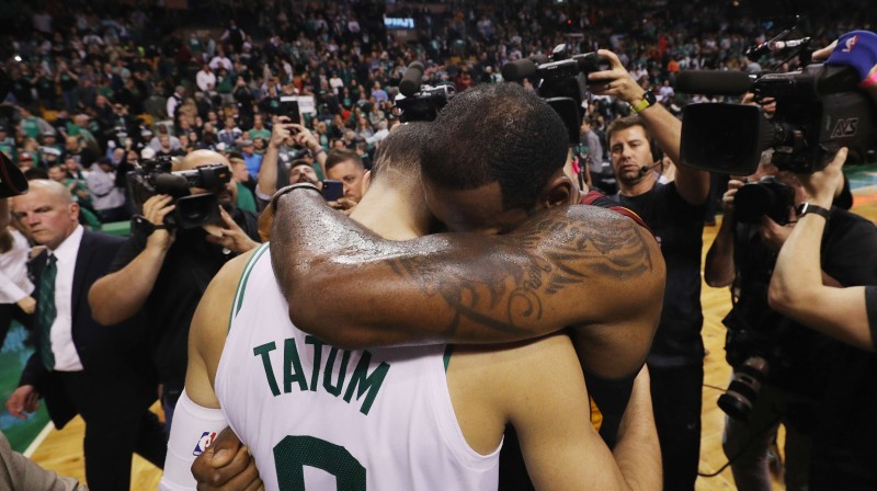 Džeisons Teitums un Lebrons Džeimss
Foto: AFP/Scanpix