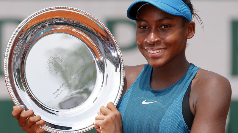 Kori Gofa ar "French Open" junioru turnīra čempiones trofeju. Foto: AP/Scanpix