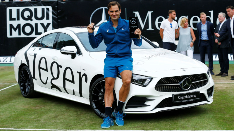 Rodžeram Federeram gan trofeja, gan Mercedes atslēgas
Foto: Reuters/Scanpix