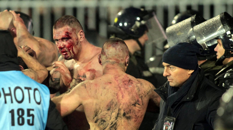 "Partizan" komandas fans pēc sadursmes ar "Crvena zvezda" līdzjutējiem Serbijas čempionāta spēlē
Foto: imago sportfotodienst/Scanpix