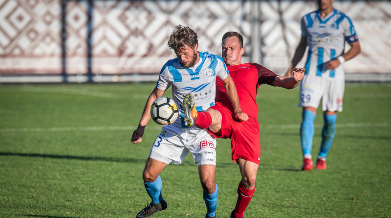 Aleksejs Višņakovs cīņā ar Vladislavu Gabovu Skonto stadionā 
Foto: Zigismunds Zālmanis (Riga FC)