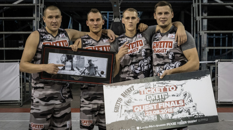 5. jūlija "Quest" posmā uzvarēja "Ghetto Basket" (no kreisās) - Edgars Krūmiņš, Mārtiņš Šteinbergs, Nauris Miezis, Agnis Čavars
Publicitātes foto