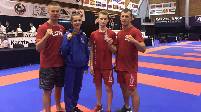 Treneris Andrejs Ozerovs (no kreisās), sportisti Marija Luīze Muižniece un Artūrs Stepanovs, treneris Ruslans Sadikovs
Foto: Sporta klubs "Ippon.lv"