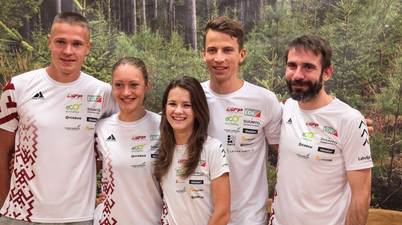 Latvijas orientēšanās izlases sportisti Artūrs Pauliņš (no kreisās), Laura Vīķe, Sandra Grosberga un Edgars Bertuks, Latvijas izlases vadītājs Jurģis Krastiņš
Foto: Mareks Gaļinovskis