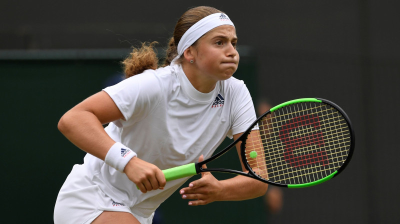 Aļona Ostapenko traucas cauri Vimbldonas šķēršļiem. Šodien pretī Andželikas Keberes varenā aizsardzības siena...
Foto: Reuters/Scanpix