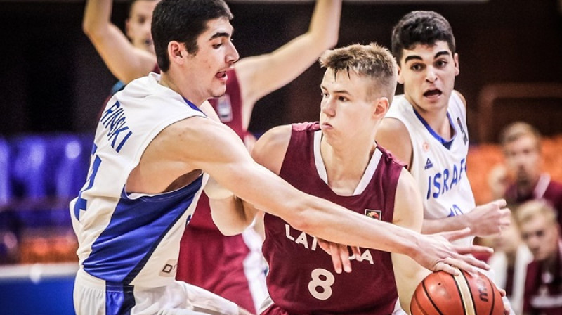 Toms Liepiņš pretinieku ielenkumā
Foto: FIBA