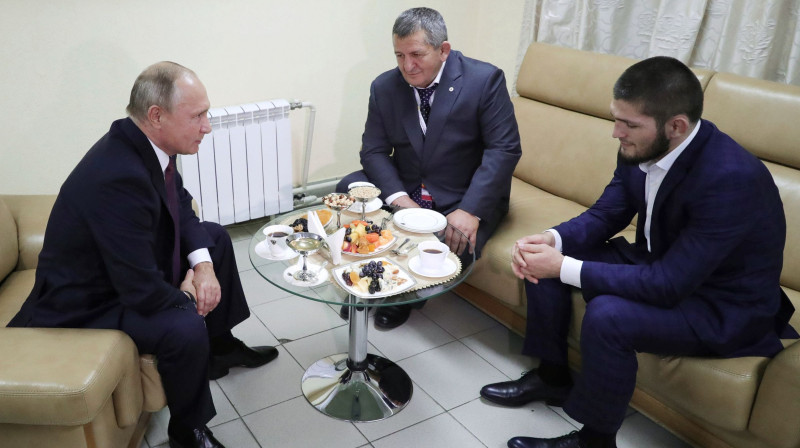 Habibs Nurmagomedovs un viņa tēvs, tiekoties ar Vladimiru Putinu. Foto: AP/Scanpix
