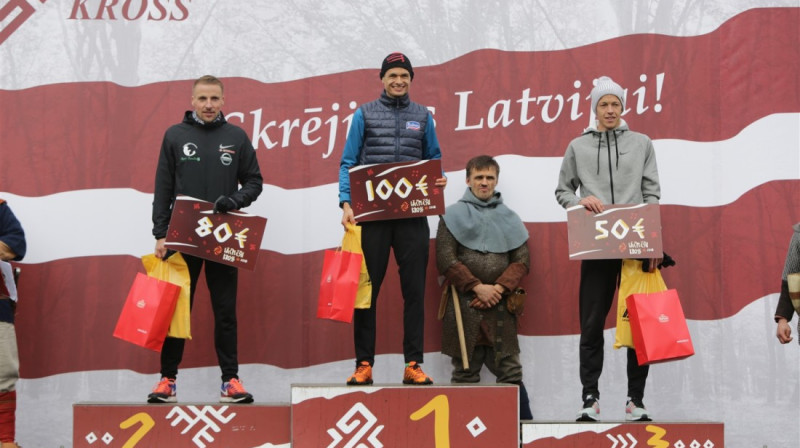 Labāko trijnieks vīriešiem Lāčplēša 10km distancē. Foto no organizatoru arhīva.