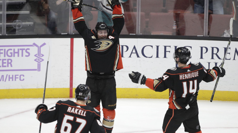 Kems Faulers (centrā) priecājas par "hat-trick" noslēgšanu NHL spēlē. Foto: AP/Scanpix