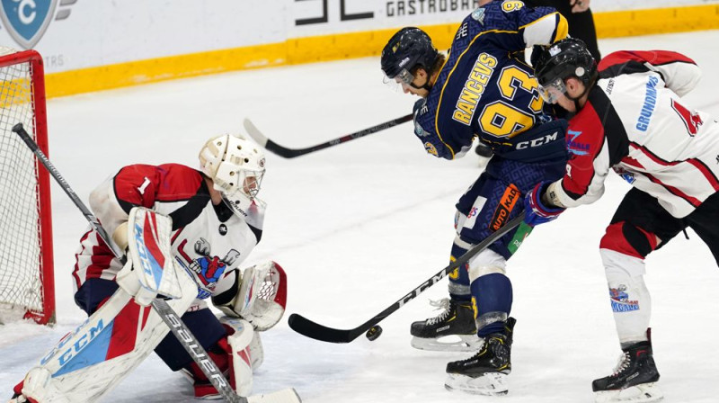 Lauris Rancevs uzbrūk vārtiem. Foto: hkkurbads.lv