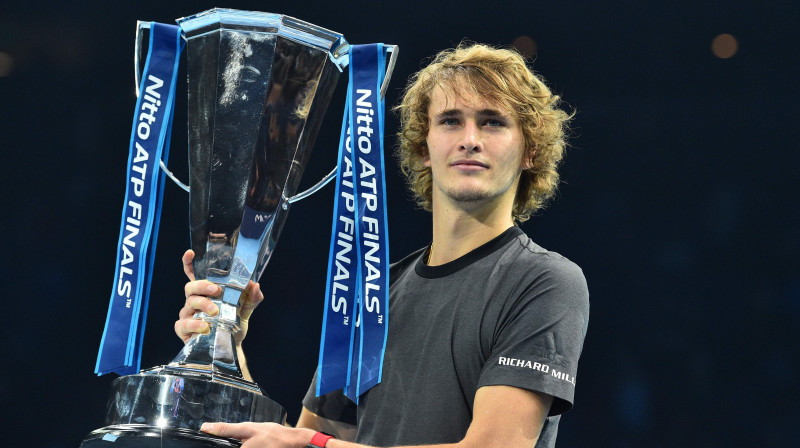 Aleksandrs Zverevs ar "ATP Finals" trofeju. Foto: AFP/Scanpix