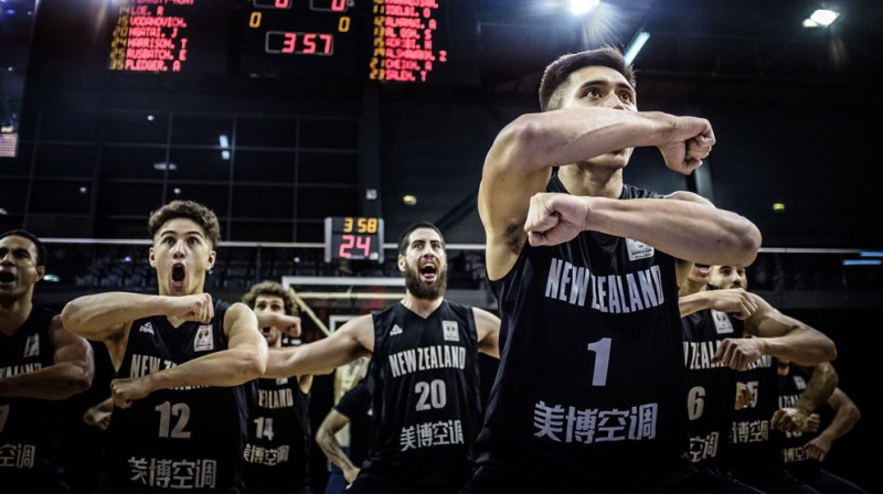 Jaunzēlandes izlase dejo pirmsspēles rituālu. Foto: FIBA