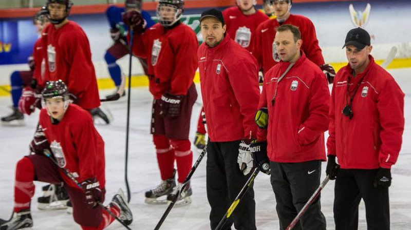 Latvijas U20 izlases treneri Raimonds Vilkoits, Kārlis Zirnis un Frensiss Anzalone. Foto: Guntis Lazdāns