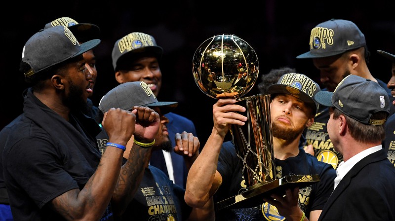 Goldensteitas "Warriors" ar NBA trofeju. Foto: USA Today Sports/Scanpix