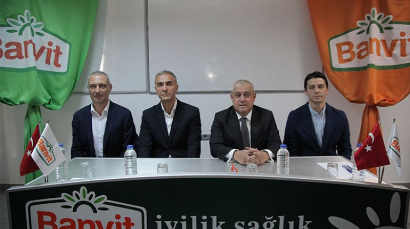 Hakans Demirs (otrais no kreisās) prezentācijas pasākumā. Foto: banvitbasketbol.com