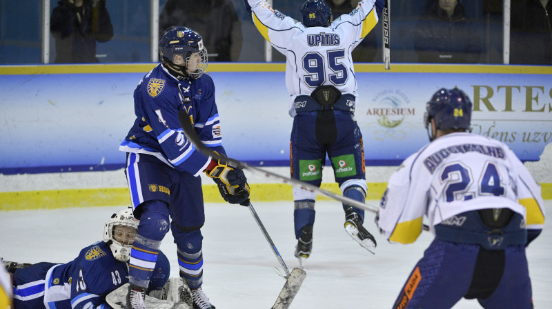 Juris Upītis priecājas par vārtu guvumu. Foto: Romāns Kokšarovs/f64