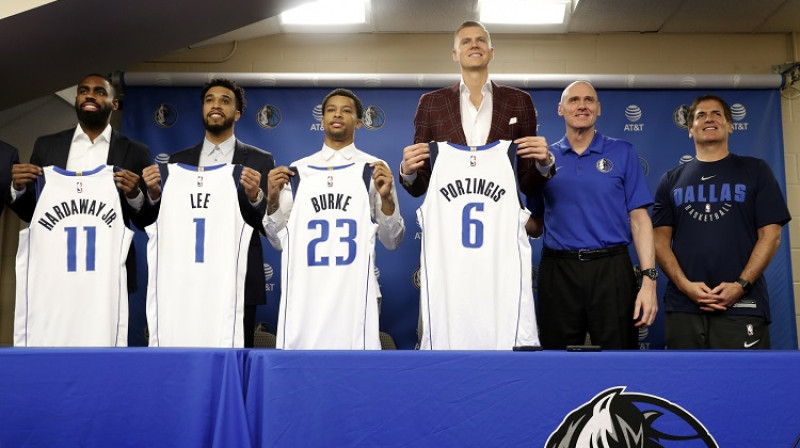 Kristaps Porziņģis, treneris Riks Kārlails un Marks Kjūbans 4. februārī "American Airlines Center" Dalasā. Foto: AP/Scanpix