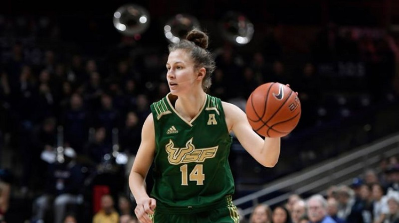 Luīze Šepte izbraukuma spēlē pret "UConn". Foto: South Florida/UConn