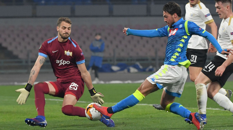 "Napoli" futbolists Simone Verdi uzbrūk Jannika Brehera sargātajiem "Zurich" vārtiem. Foto: AFP/Scanpix