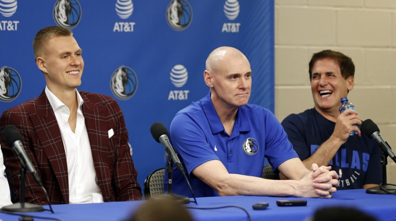 Kristaps Porziņģis, "Mavericks" treneris Riks Kārlails un īpašnieks Marks Kjūbans. Foto: AP/Scanpix