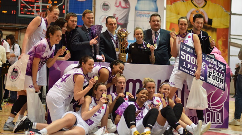 Mārtiņš Zībarts un TTT basketbolistes: Eiropas Sieviešu basketbola līgas čempiones. Foto: Rostov Don SFEDU