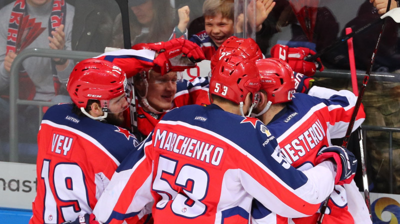 Maskavas CSKA hokejisti svin vārtu guvumu. Foto: Mikhail Tereshchenko/TASS/Scanpix