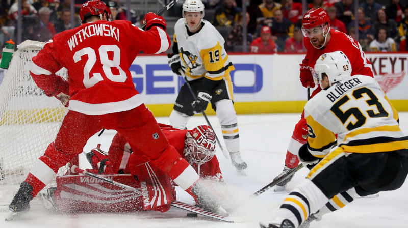 Teodors Bļugers cīņā Detroitas "Red Wings" vārtu priekšā. Foto: Gregory Shamus/AFP/Scanpix