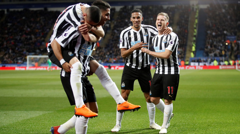 Ņūkāslas "United" futbolisti apsveic vārtu guvēju Ajozi Peresu. Foto: Reuters/Scanpix