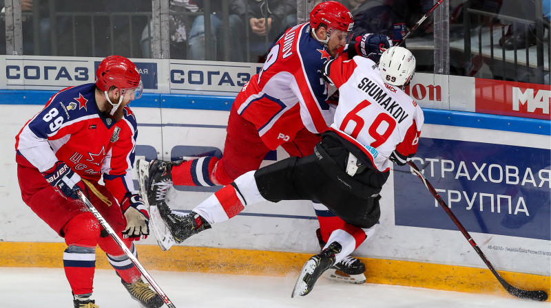 Cīņa Maskavas CSKA un Omskas "Avangard" spēlē. Foto: Sergei Savostyanov/TASS/Scanpix