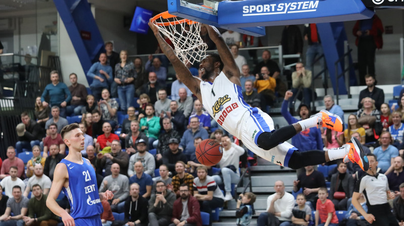 Tallinas "Kalev/Cramo" līderis Tonijs Rotens triec bumbu grozā. Foto: VTB League