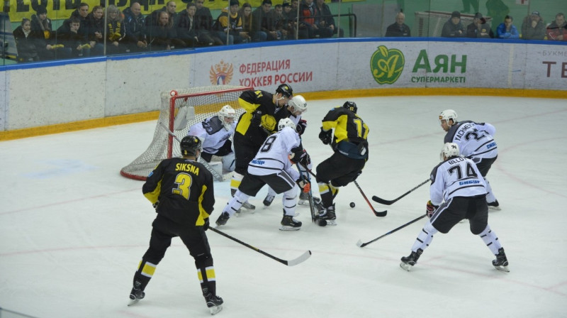 Edgars Siksna (Nr. 3) spēlē ar Tjumeņas "Rubin" vienību. Foto: vhlru.ru