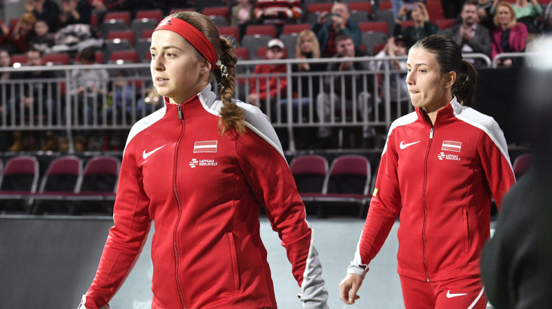 Aļona Ostapenko un Anastasija Sevastova. Foto: Romāns Kokšarovs, F64