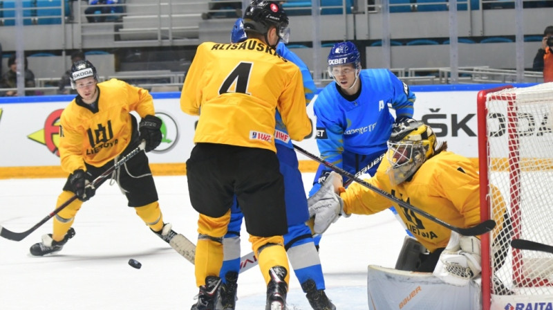 Cīņa Lietuvas izlases vārtu priekšā. Foto: IIHF