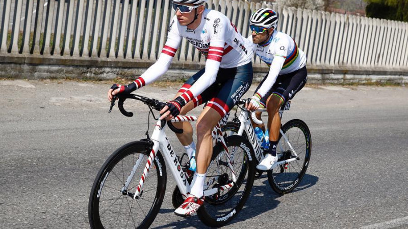 Krists Neilands (no kreisās) kopā ar pasaules čempionu Alehandro Valverdi
Foto: Israel Cycling academy komandas arhīvs