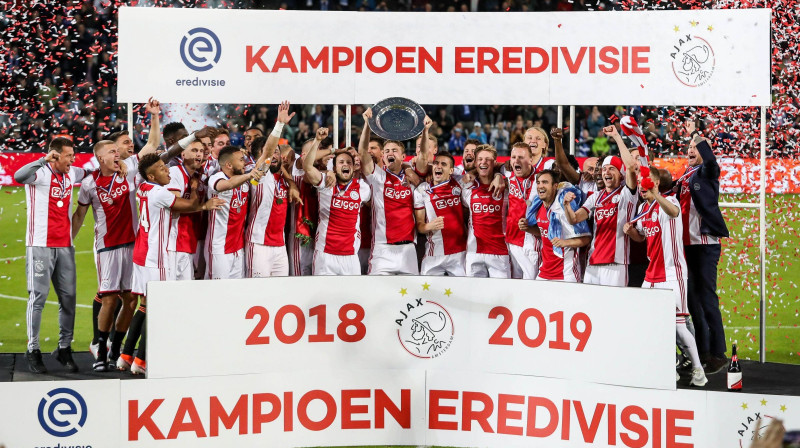 Amsterdamas "Ajax" futbolisti priecājas par Nīderlandes čempionu titulu. Foto: imago images / Pro Shots / Scanpix