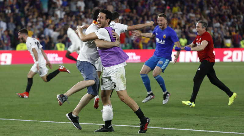 "Valencia" futbolisti priecājas par triumfu Karaļa kausā. Foto: AP/Scanpix