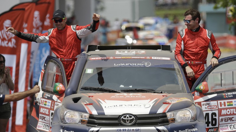 Andrē Vilašs-Boašs (no labās) "Dakāras" rallijā. Foto: AP/Scanpix