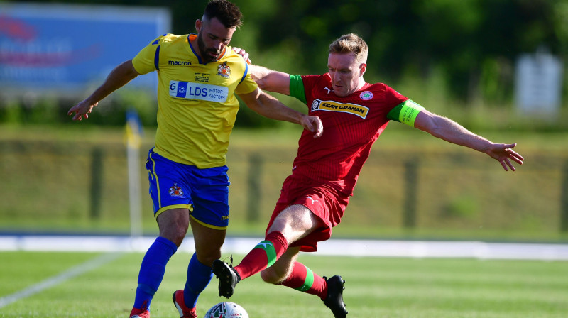 Cīņas epizode mačā starp Velsas "Barry Town" un Ziemeļīrijas "Cliftonville". Foto: Simon Galloway/PA Wire/PA Images/Scanpix