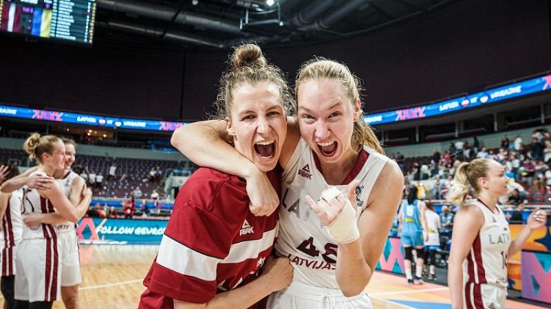 Luīze Šepte un Digna Strautmane. Foto: FIBA