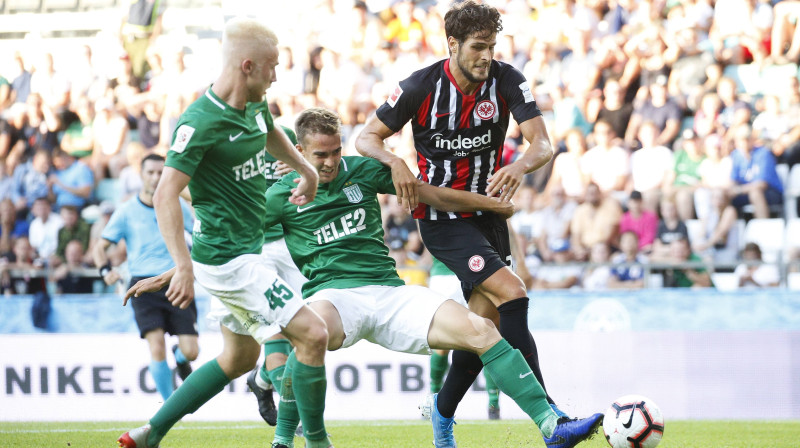 Frankfurtes "Eintracht" uzbrucējs Gonzalo Pasiensija raujas uz Tallinas "Flora" vārtiem. Foto: Imago/Scanpix