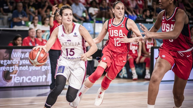 Ieva Pulvere spēlē pret Daianu Taurasi un ASV. Foto: FIBA