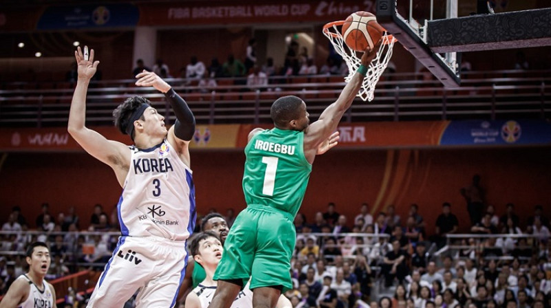 Aiks Iroegbu spēlē pret Koreju. Foto: FIBA