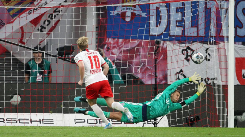 Emils Fošberjs pārspēj Manuelu Noieru. Foto: imago / Scanpix