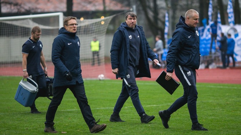 Valds Dambrausks ar saviem asistentiem Aleksandru Koliņko un Marju Skinderi. Foto: FK RFS