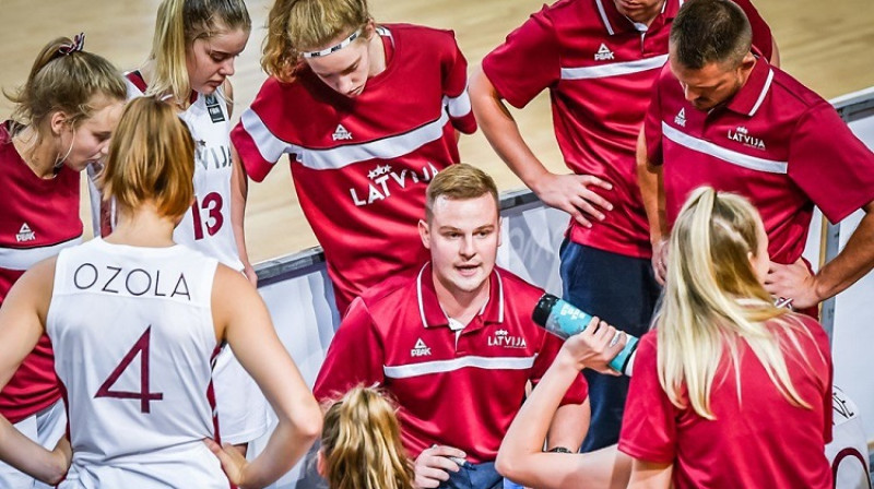 Matīss Rožlapa šovasar plānoja vadīt U18 izlasi. Foto: FIBA