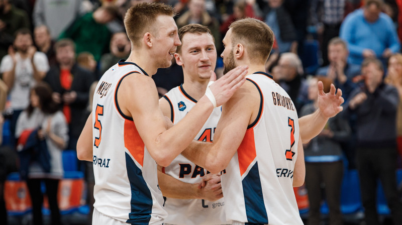 Mareks Mejeris (Nr. 5) ar komandas biedriem. Foto: VTB League