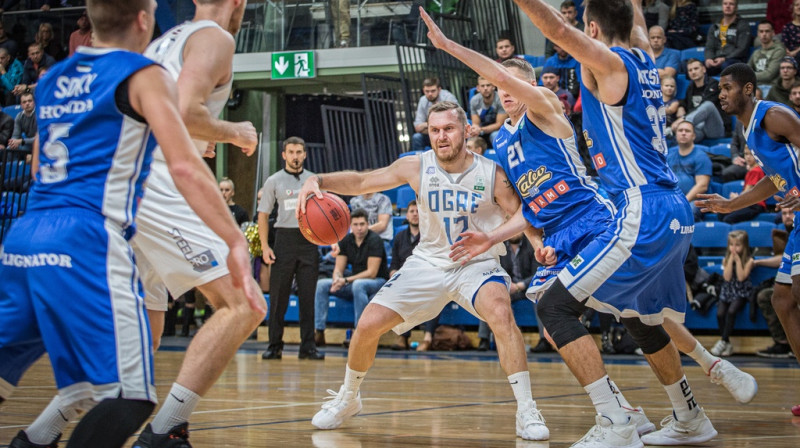 Rinalds Sirsniņš "Kalev"/"Cramo" basketbolistu ielenkumā. Foto: Jānis Martels