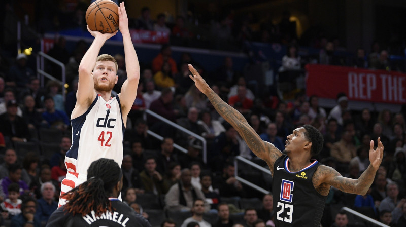 Dāvis Bertāns izpilda tālmetienu spēlē pret Losandželosas "Clippers". Foto: AP/Scanpix