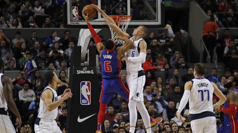 Kristaps Porziņģis nobloķē "Pistons" spēlētāju Brūsu Braunu. Foto: AP/Scanpix