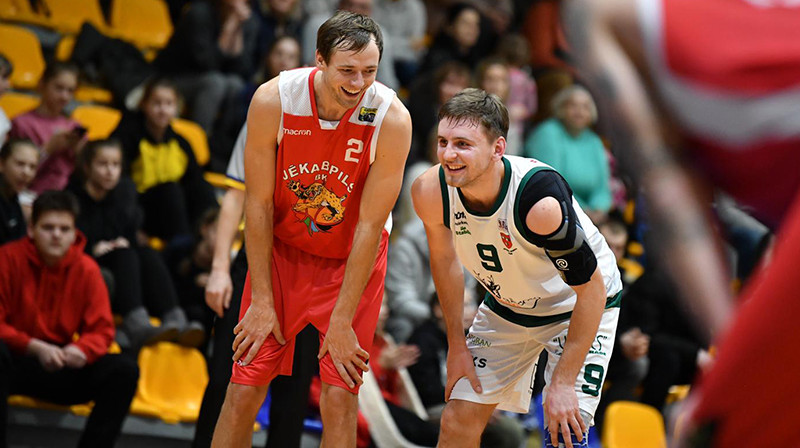 Pērnās sezonas komandas biedri Mikus Sokolovs un Nauris Rikveilis šajā spēlē pretējās frontēs. Foto: basket.lv